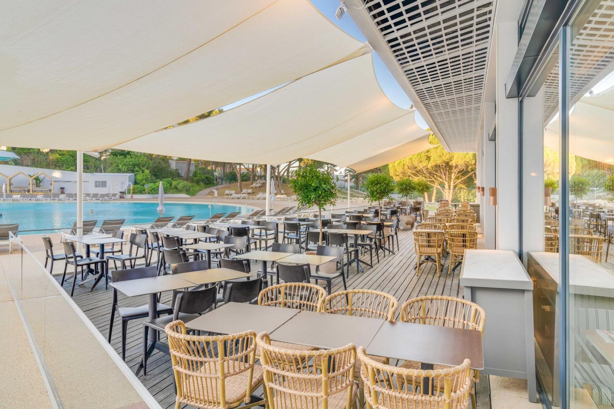 Pestana Blue Alvor Beach Dış mekan fotoğraf The pool at the hotel